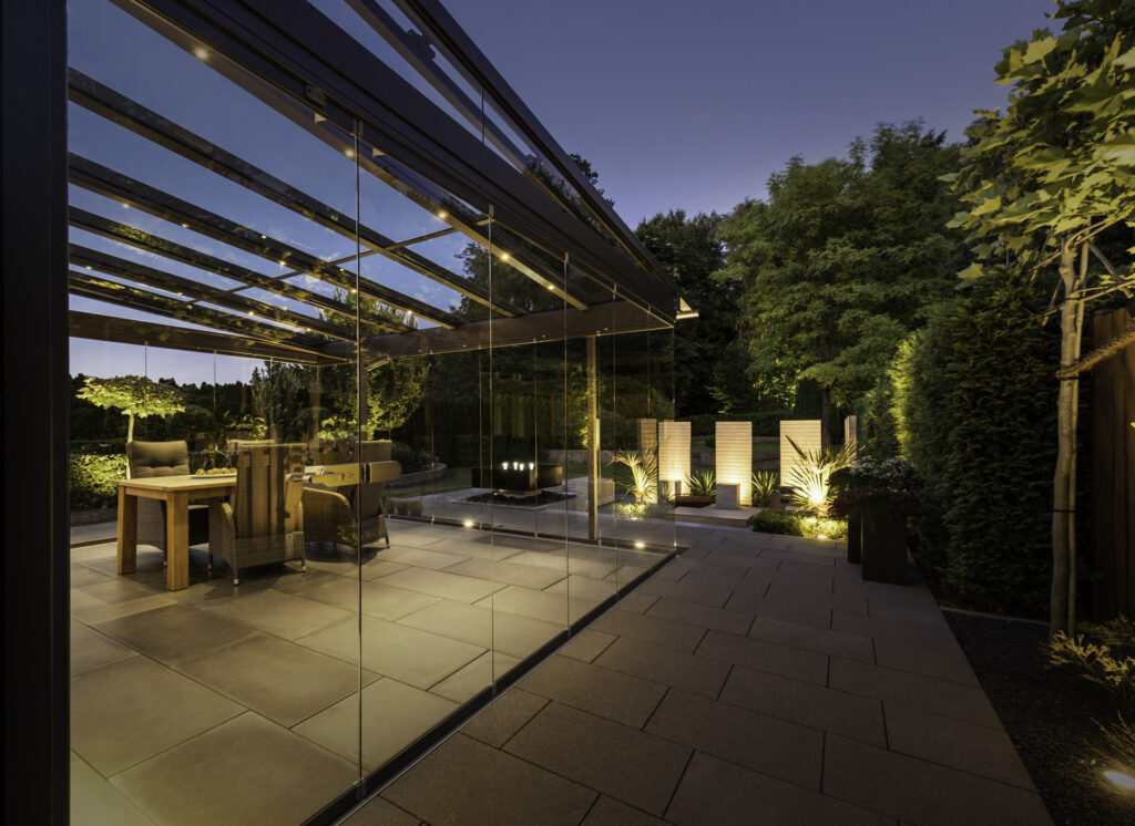 Blick auf das geschlossene Glashaus am Abend