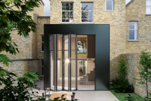 GLAS-FALTWAND MEGALINE Mit einer maximalen Flügelhöhe von 4,50 m oder einer Flügelbreite bis 1,50 m sind extreme Größen realisierbar – ohne an Komfort einzubüßen.