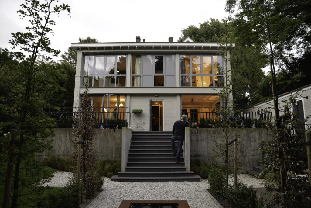 Alte Häuser-Fassade erstrahlt mit 2 Glas-Faltwänden und modernen großflächigen Fenstern in neuem Glanz