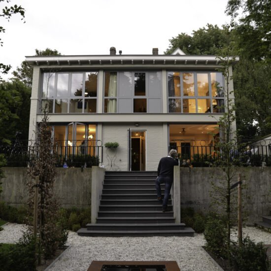 Neue Fassade für altes Haus mit Glas-Faltwänden