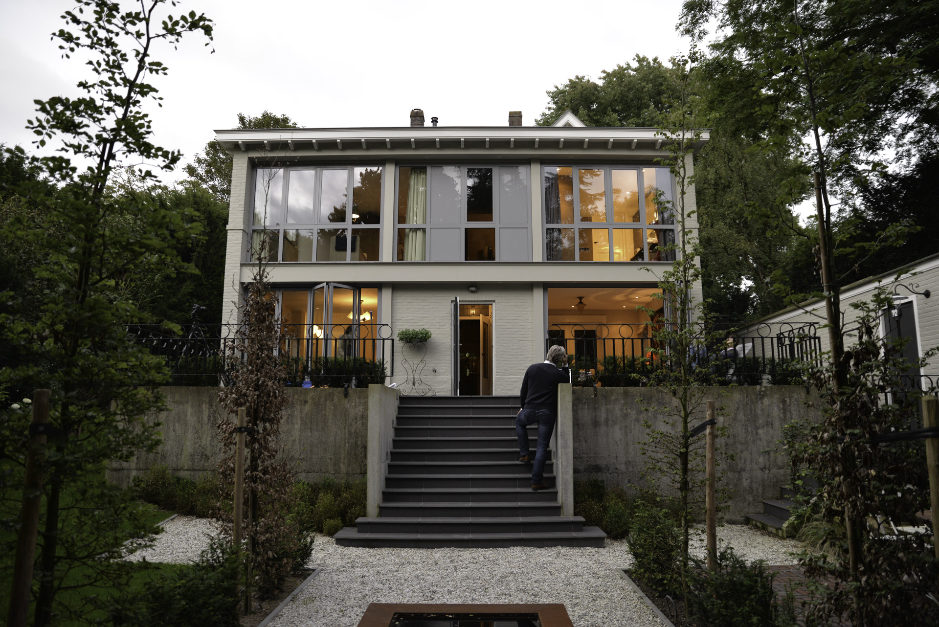 Neue Fassade für altes Haus mit Glas-Faltwänden
