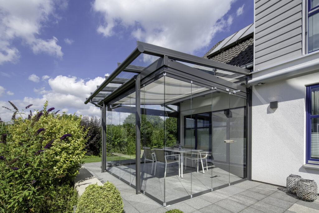 Mit seitlichen Glaselementen bietet die Terrassenüberdachung Schutz bei jedem Wetter