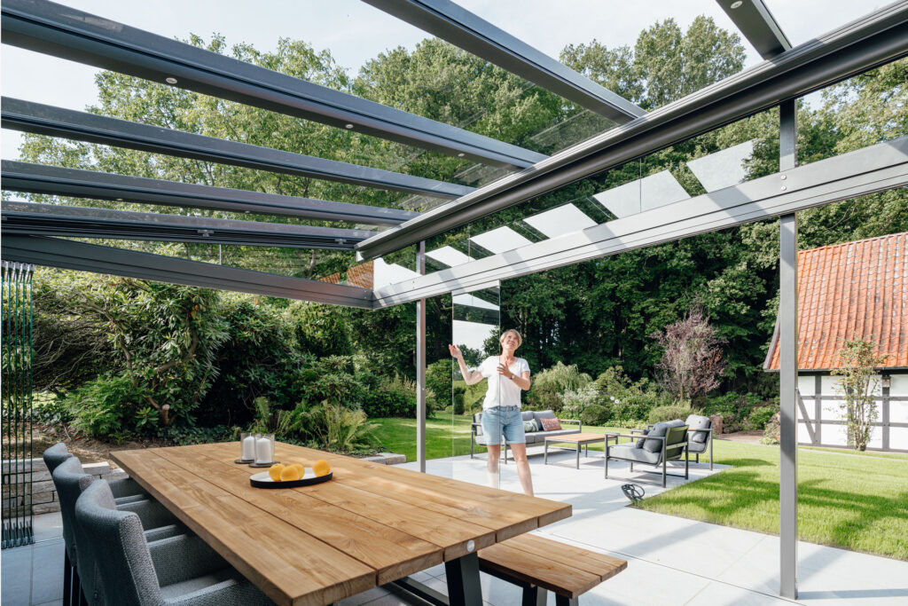 Schöner Blick vom Glashaus in den Garten und zum Denkmalgeschützten Haus