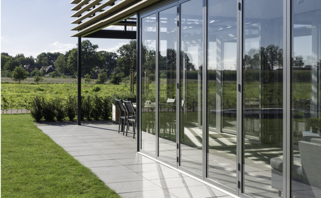 In der kalten Jahreszeit verwandelt sich der verglaste Terrassenbereich in einen beheizten Pufferraum. Die dort erwärmte Luft kann dann in den Wohnbereich hereingelassen werden und der Heizbedarf sinkt. Ebenfalls sehr nachhaltig 