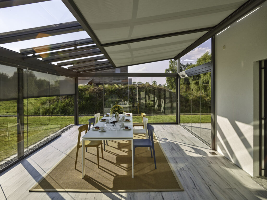 Bei frühzeitiger Planung kann man die ersten Sonnenstrahlen schon im neuen Glashaus frühstücken