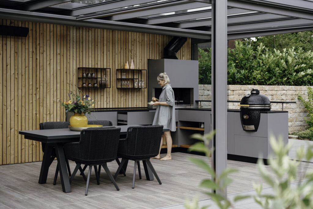 Ganzjahres-Kochvergnügen mit einer Outdoorküche im Glashaus