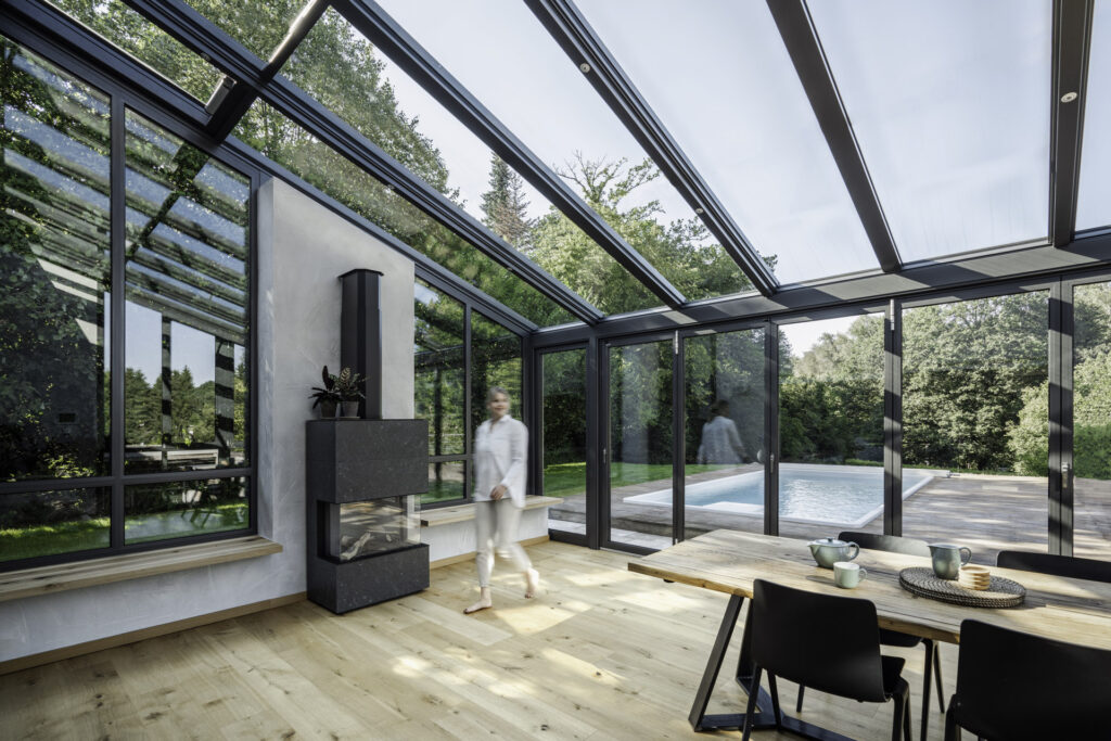 Beides förderfähig: Wintergarten und Glas-Faltwand. Tolle Kombi