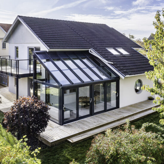 Die passgenaue Lösung: Das Wintergartendach ergänzt das Spitzdach des Hauses perfekt. Bis in den letzten Winkel fügt sich der Glasanbau in die Fassade ein.