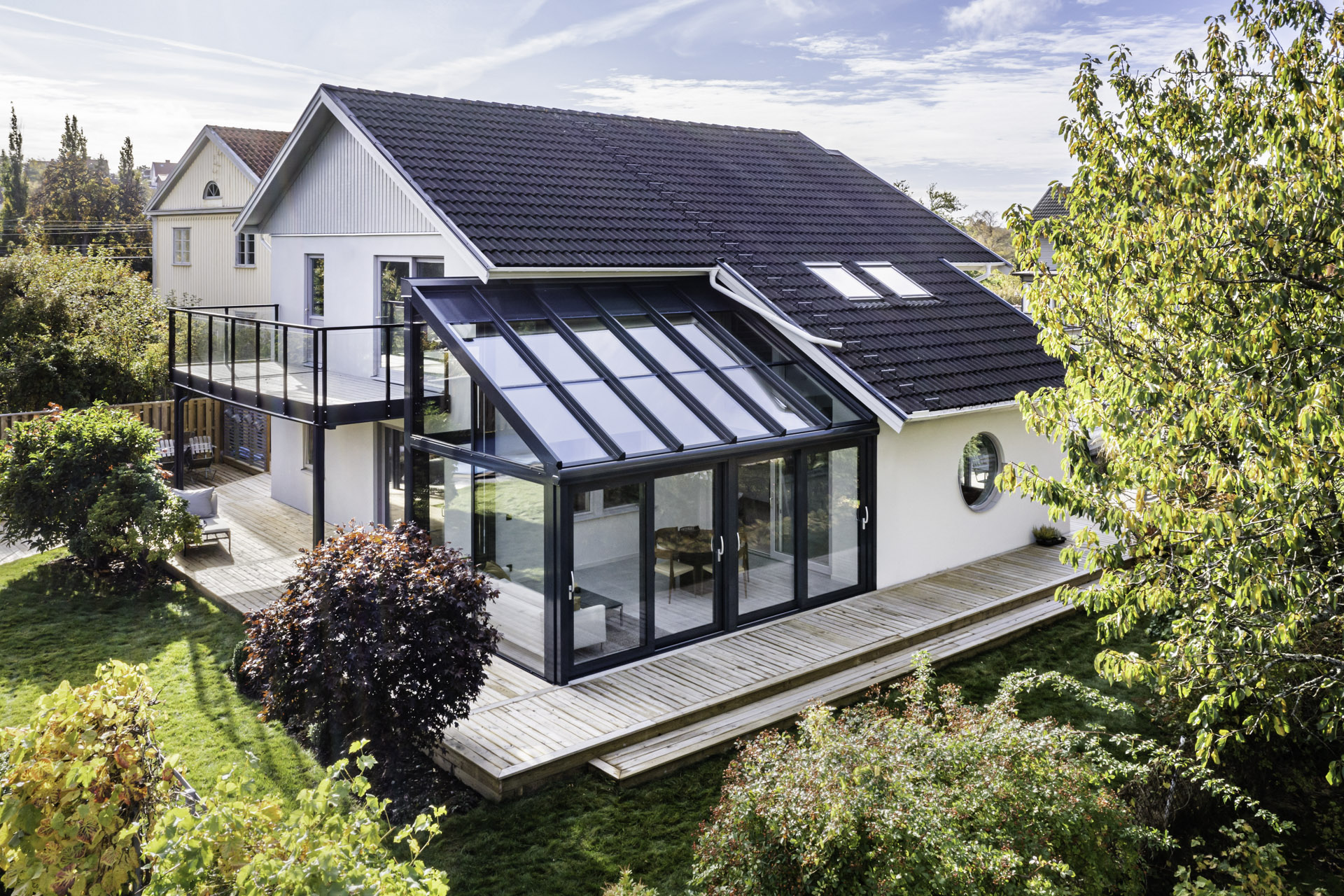 Die passgenaue Lösung: Das Wintergartendach ergänzt das Spitzdach des Hauses perfekt. Bis in den letzten Winkel fügt sich der Glasanbau in die Fassade ein.
