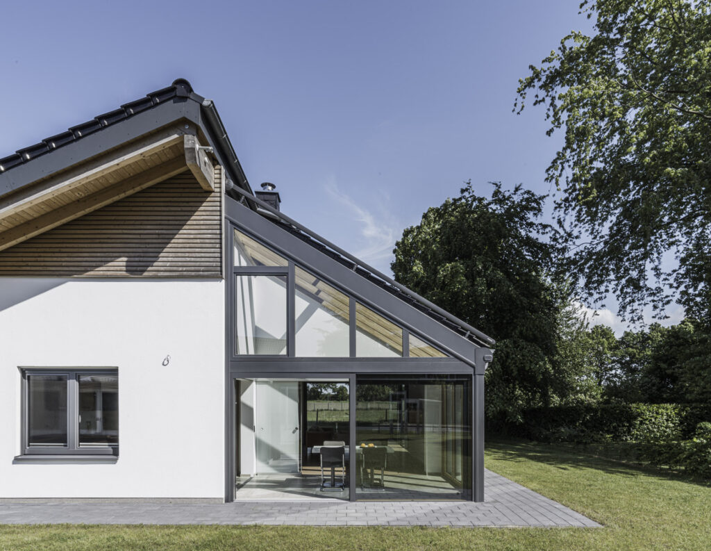 Warm-Wintergarten SDL Avantgarde von Solarlux. Innen Holz, außen Alu und ganz viel Glas.
