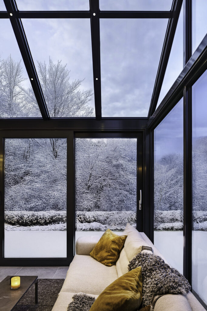 Warmes Licht trifft auf frostige Landschaft: