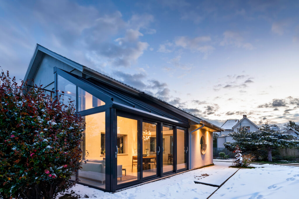 Ein Wintergarten im Schnee entfaltet seine ganze Eleganz