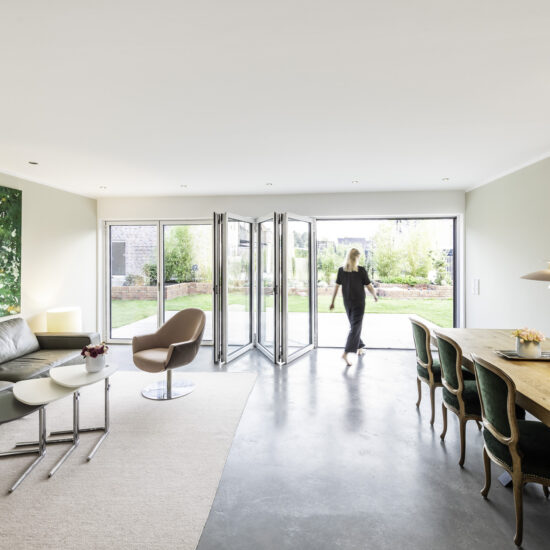 Glas-Faltwände von Solarlux punkten durch präzise Technik und langlebige Materialien.