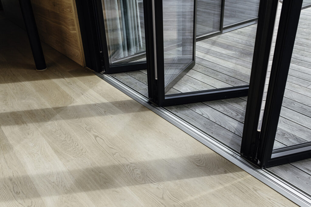 Die flache Bodenschiene schafft einen barrierefreien Übergang zwischen Wohnraum und Garten.