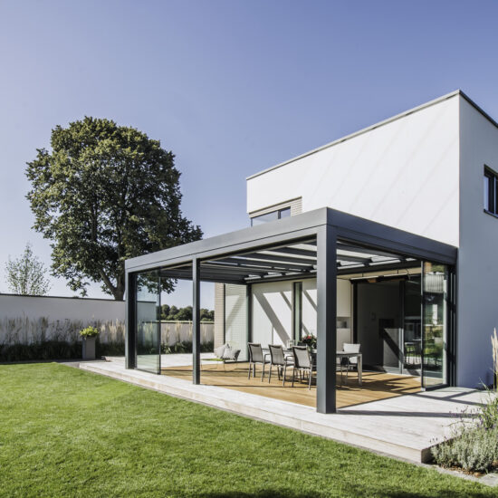 Das Terrassendach SDL Acubis von Solarlux Ergänzt besonders die elegante geradlinige Architektur kubischer Häuser.