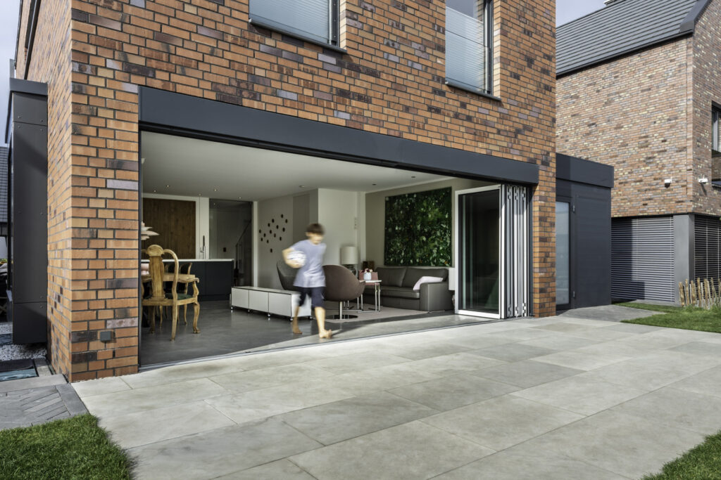 Barrierefreier Übergang zum Garten mit Glasfaltwand