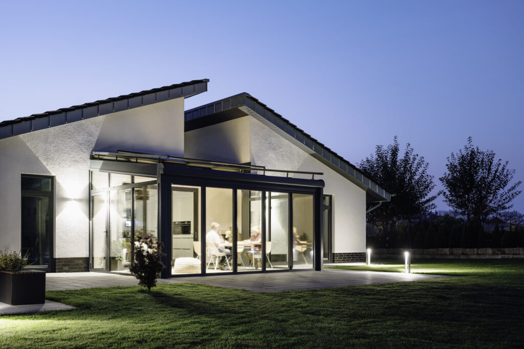 Wintergarten und Haus ergeben ein harmonisches Bild