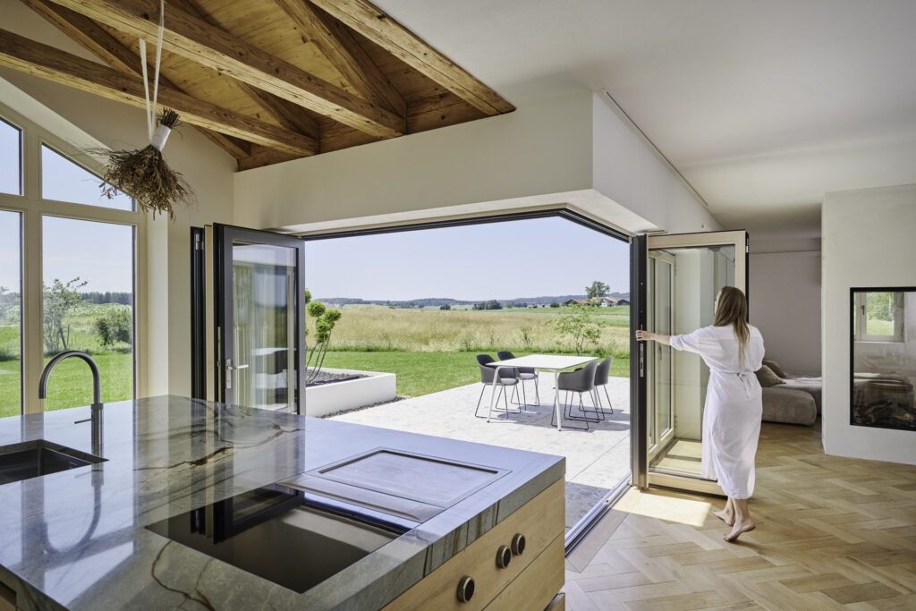 Übereck-Verglasung mit Glasfaltwand