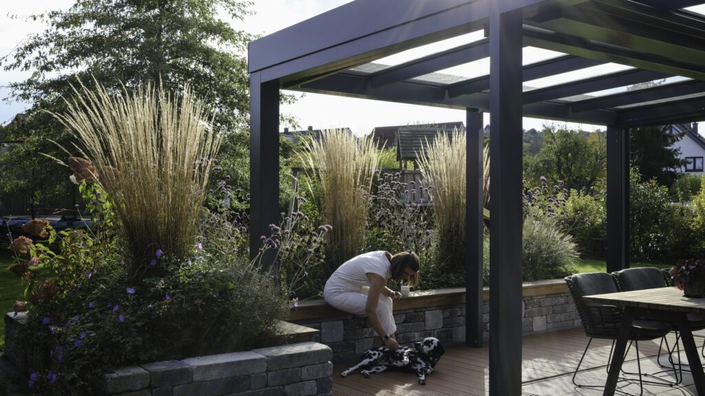 Auch Bäume und Sträucher können bei der Verschattung des Glasanbaus helfen