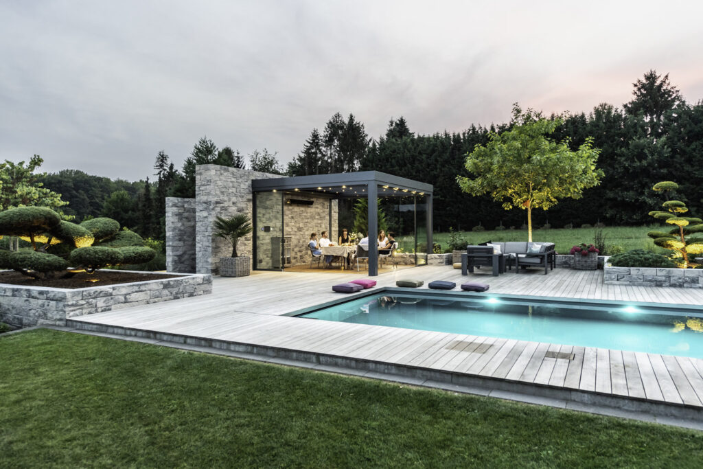 Die Solarlux Terrassenüberdachung Acubis als Poolhaus 