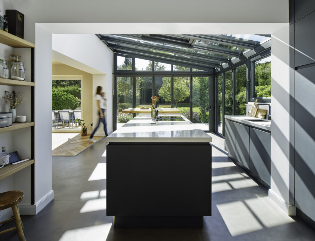Heller Wohnraum in altem Haus dank Wintergarten