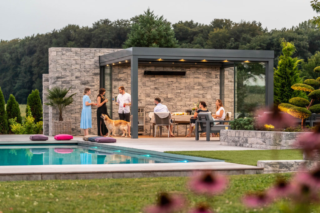 Mit Freunden im Garten Zeit verbringen ist besser als jeder Urlaub